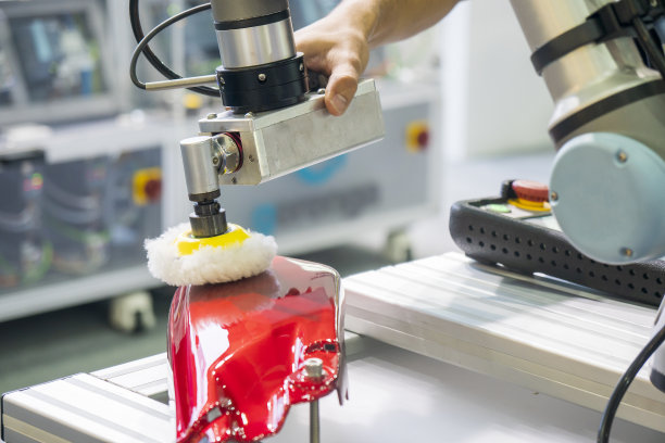 工程师检查机械臂抛光汽车喷漆部分。图片下载