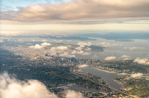 从联合湖方向鸟瞰西雅图市中心图片下载