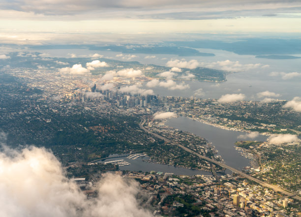 从北面低云的广角鸟瞰西雅图市图片下载