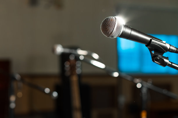 麦克风由一盏照亮舞台的灯笼从后面照亮图片下载