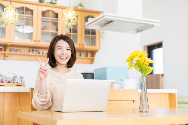 年轻的亚洲女性使用笔记本电脑图片下载