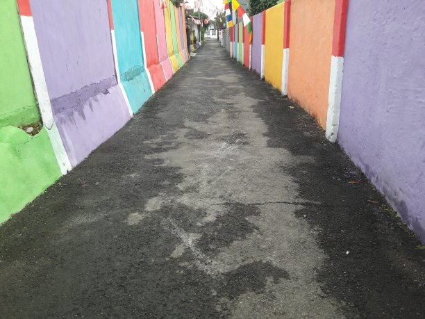 照片中的街道在城市的角落与彩色的墙壁背景图片下载