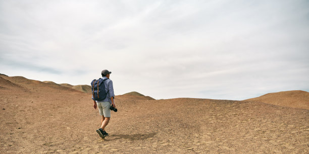 亚洲男摄影师在废弃地区徒步旅行图片下载