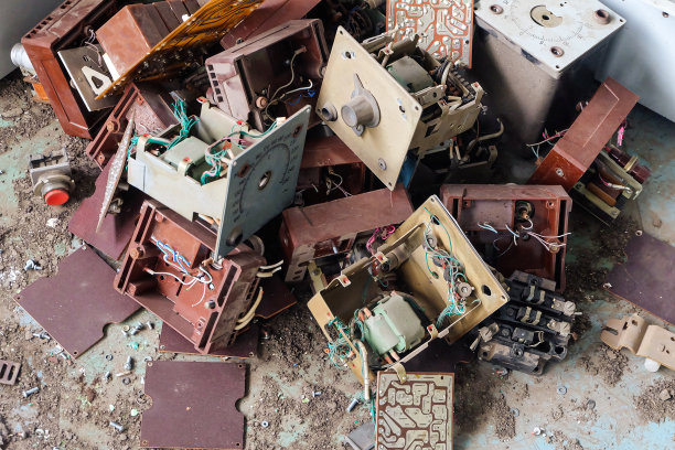 旧苏联工业电气设备和电子电路。一堆废弃的电子电路板。图片下载
