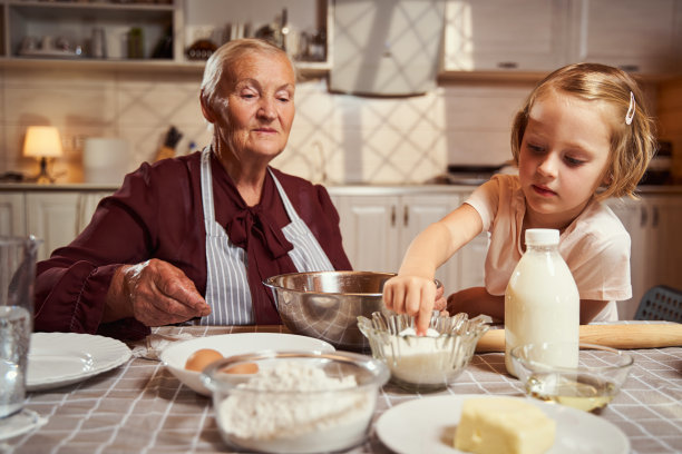孩子伸手去拿一撮糖图片下载
