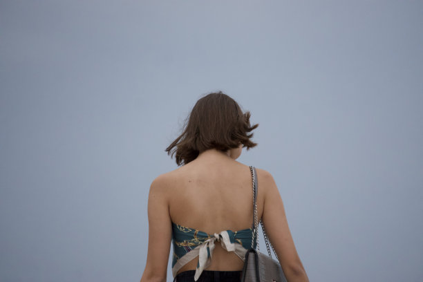 灰色天空下的陌生女性图片下载