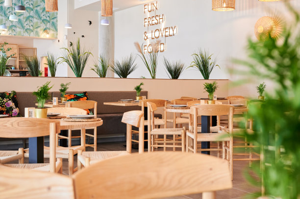 空餐厅质朴的设计与木制家具图片下载