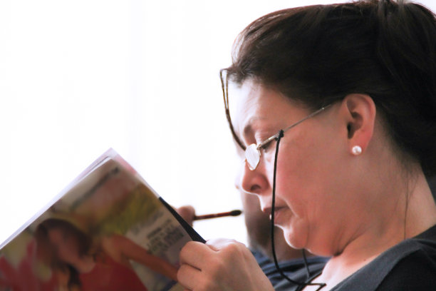 戴着眼镜看杂志的老妇人图片下载