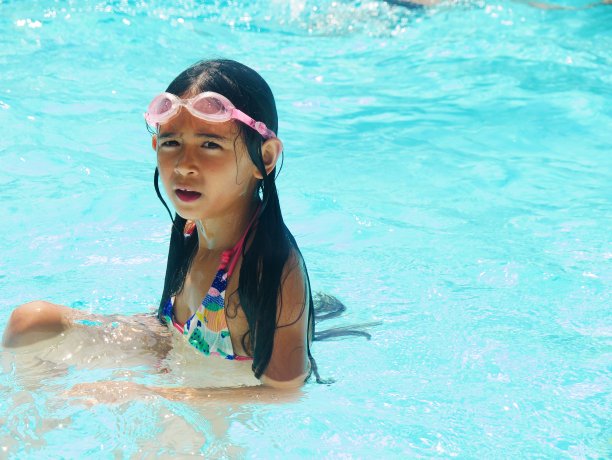 小女孩在游泳池里洗澡图片下载