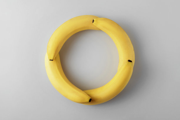 创意理念:零浪费。香蕉环上的灰色背景与复制空间。图片下载