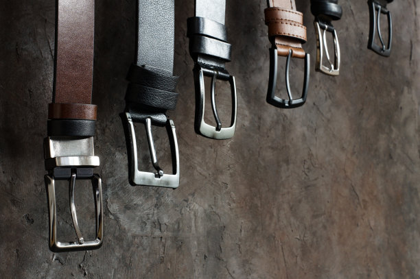 真皮和人造皮带的概念，棕色和黑色皮革牛仔布，亚麻或灯芯绒裤子，时尚的皮带图片下载