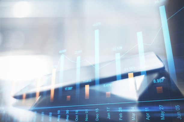 近距离观察平板智能手机与全球外汇图表在办公桌面。贸易和金融概念。双重曝光。图片下载