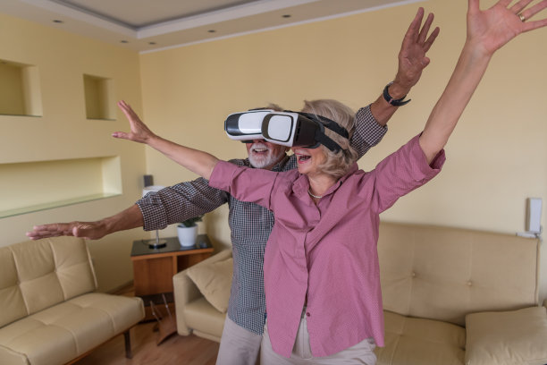 成熟情侣玩虚拟现实游戏图片下载