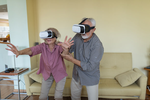 戴着虚拟现实耳机的老年夫妇。图片下载