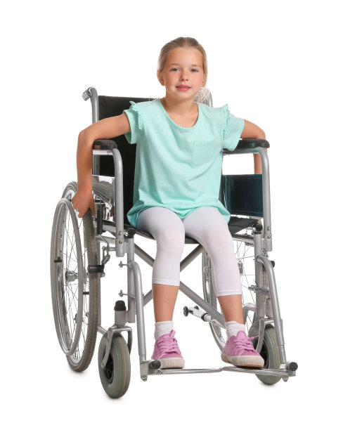 白色背景下坐轮椅的小女孩图片下载