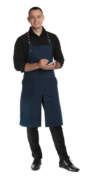 快乐的年轻侍者的全身像与笔记本在白色的背景图片下载