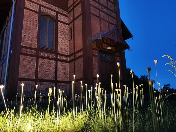 傍晚的气氛，半木质的乡村教堂的细节图片下载