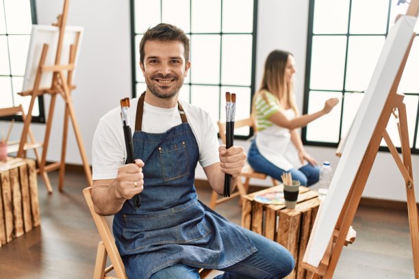 两个西班牙学生微笑着在艺术工作室愉快地绘画图片下载