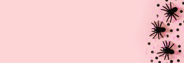 万圣节卡片与黑色蜘蛛和五彩纸屑在粉红色的背景图片下载