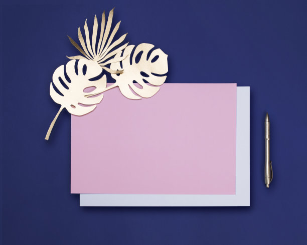 模型与金色的热带人工树叶在深蓝色的背景。用于广告、设计、张贴的文字空白。图片下载