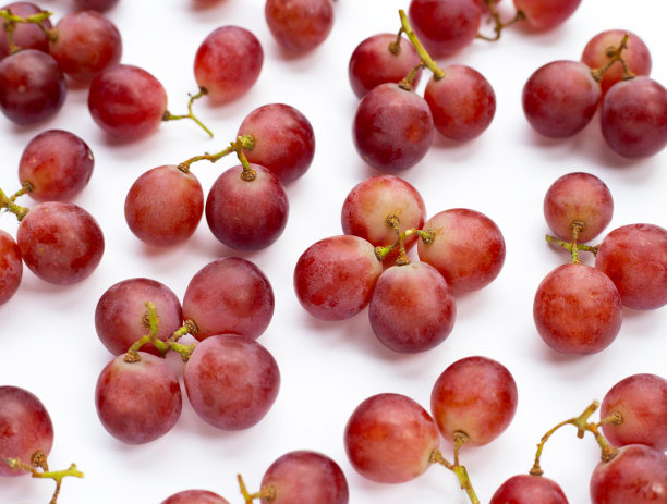 白色背景上的新鲜葡萄。图片下载