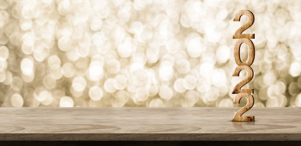 木桌2022年快乐年号(3d效果图)，金光闪闪的虚景墙，为圣诞和新年假期的产品展示留出空间图片下载