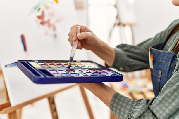 在画室画画的女人。图片下载