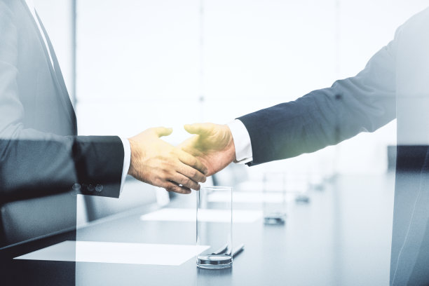 两个商人在会议室内部背景上握手，交易和交易的概念。Multiexposure图片下载