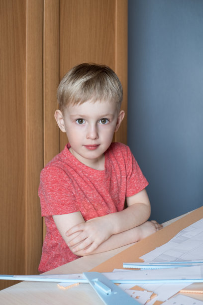 男孩的模型飞机图片下载