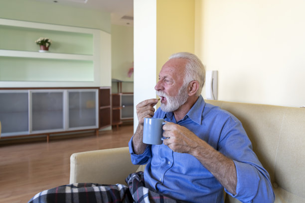 老人躺在床上与疾病和高温作斗争。图片下载