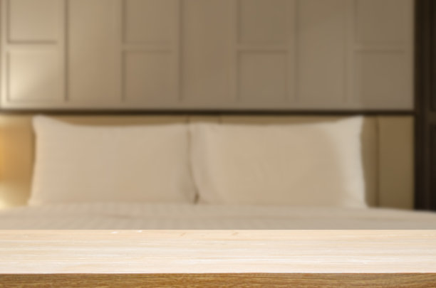 木质桌面与抽象模糊形象卧室。可用于展示或蒙太奇您的产品。图片下载