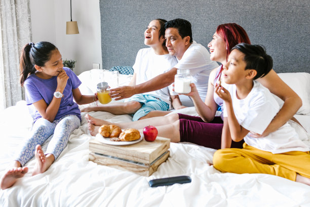 拉丁美洲残疾概念中的拉丁家庭和患有脑瘫的十几岁女儿在卧室里享用早餐图片下载