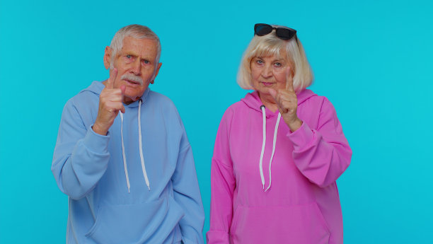 老爷爷奶奶摇着手指说不，要小心，叮嘱要避免危险图片下载