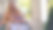 母亲带着女儿乘车回家，玩智能手机，浏览社交媒体图片下载