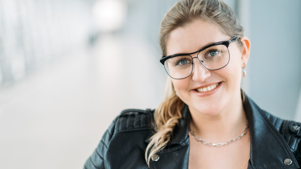 女性自信身体正快乐肥胖脸图片下载