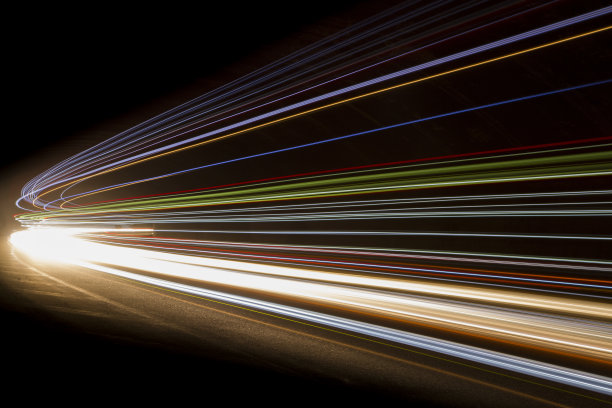 汽车灯光在路上留下痕迹图片下载