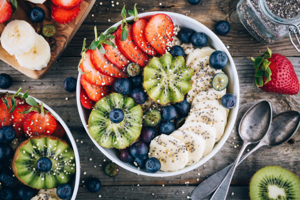 健康早餐燕麦碗，蓝莓，草莓，猕猴桃，香蕉和奇亚籽。图片下载