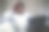 黑人女孩在家里用笔记本电脑工作图片下载