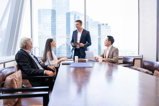 商人在会议室和同事们开会讨论。领导对业务团队进行工作培训。商业，人，学徒，见习概念图片下载