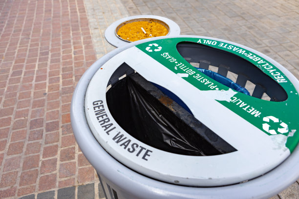 户外公共垃圾桶，设有存放一般废物和可循环再造废物的隔间图片下载