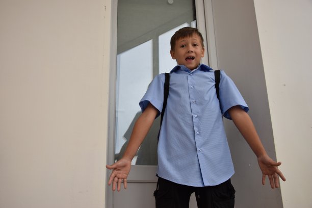 一个男生看着相机图片下载