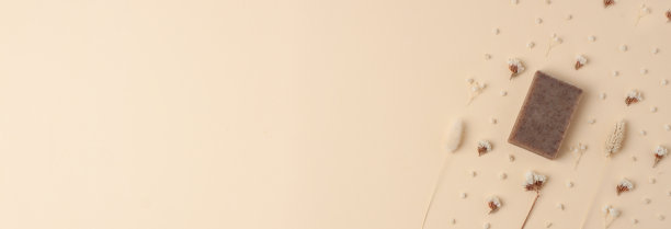 肥皂和花在米色背景。平铺，复制空间。图片下载