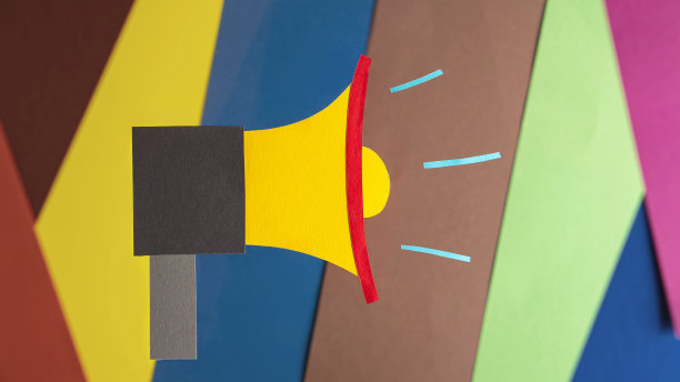 扩音器在一个明亮的五彩背景，平放。营销和广告概念图片下载