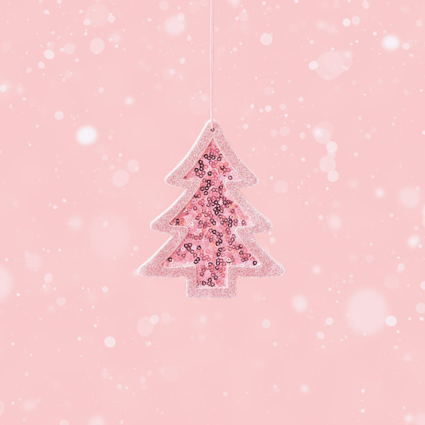 最小的圣诞和新年贺卡与粉红色玩具圣诞树与闪亮的亮片在粉红色图片下载