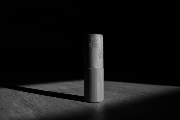 单色图片木管上的黑色抽象背景图片下载