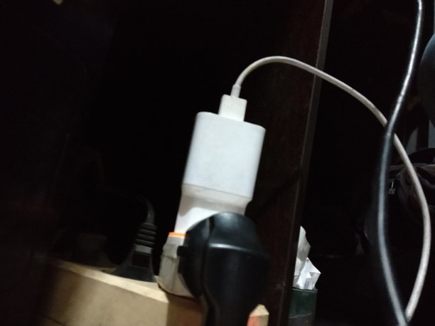 电源插头充满了电线图片下载