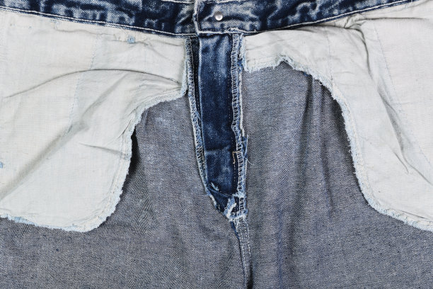 上世纪90年代的蓝色复古牛仔裤。图片下载