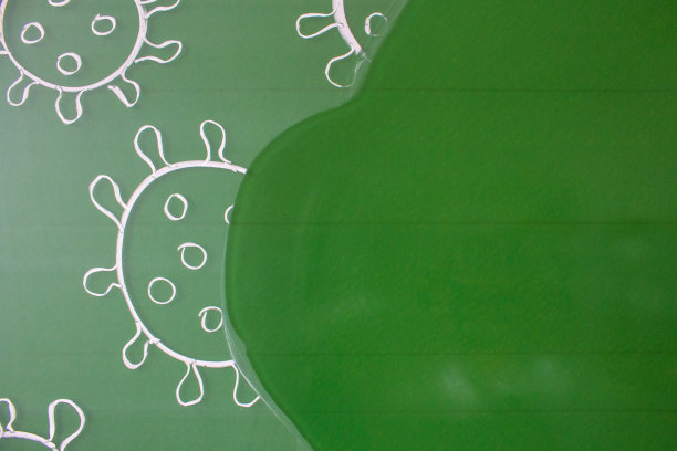 用粉笔在绿色的黑板上画出了冠状病毒分子图片下载