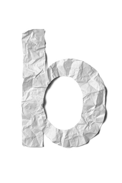 皱纸纹理字母B，白色折痕纸，隔离在白色背景上。图片下载