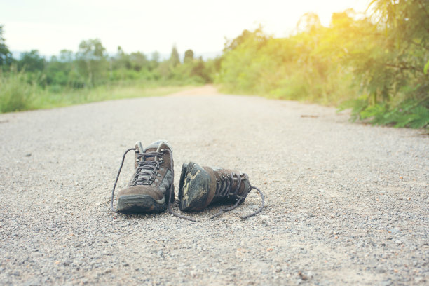 放在街上的登山鞋。旅程的开始图片下载